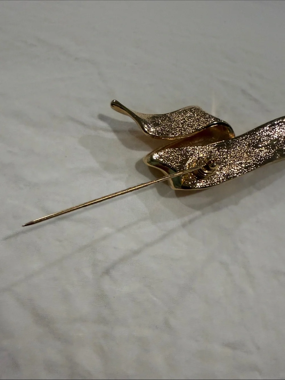 Avon Gold-Tone Flowing Ribbon Leaf Brooch